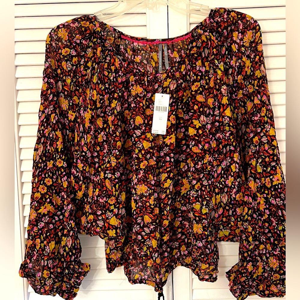 NWT Anthropologie blouse. Size XS. Soft and Flowy fabric. Elastic bottom.